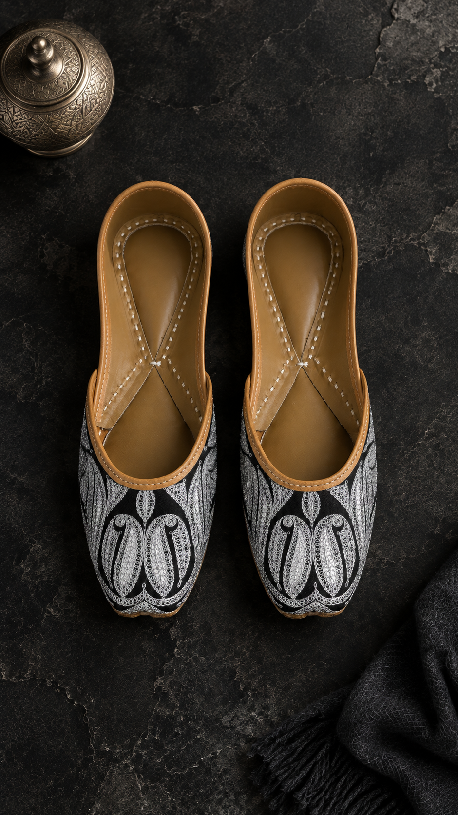 Kashmiri Black & Silver Tilla Jutti