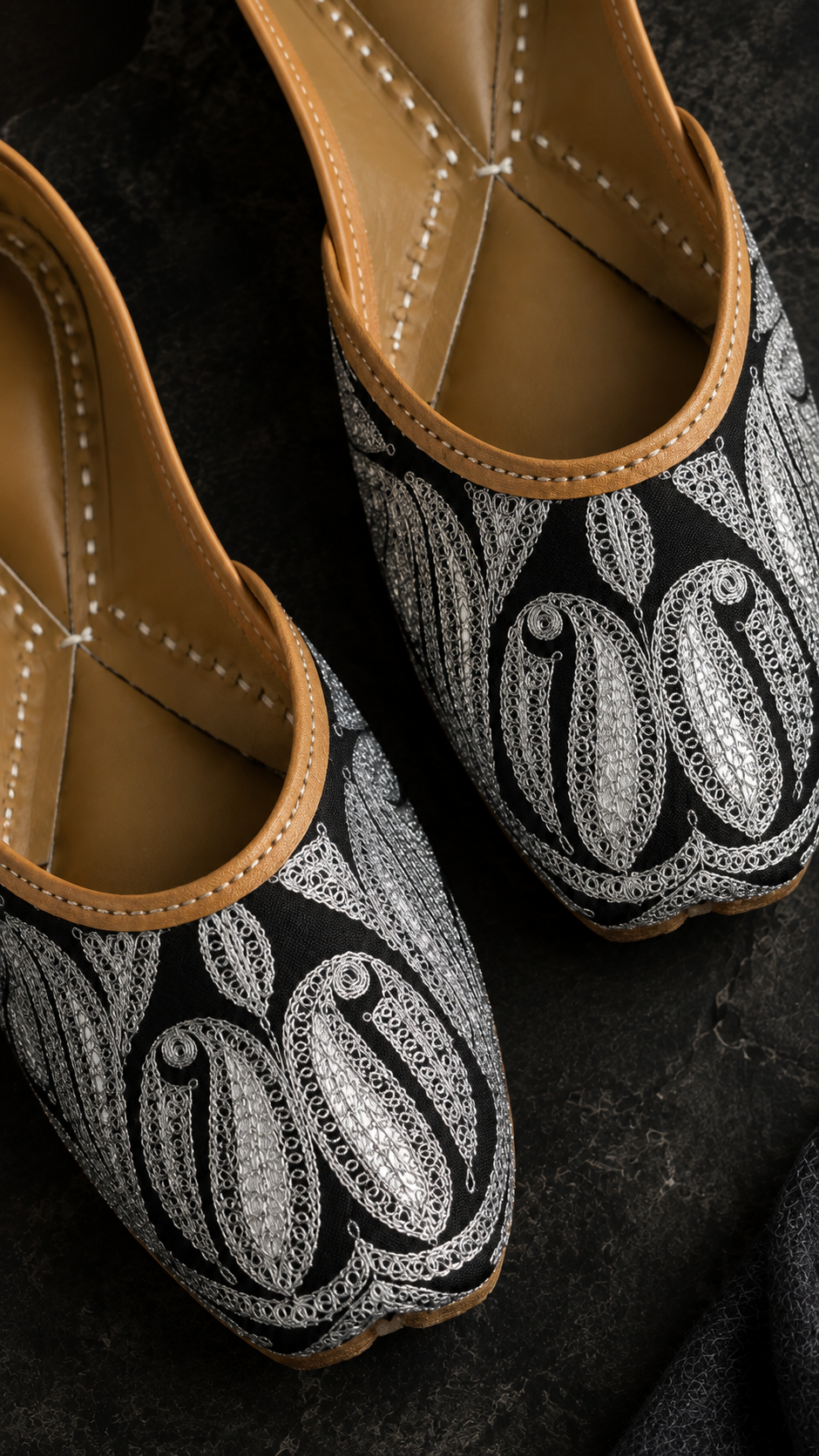 Kashmiri Black & Silver Tilla Jutti