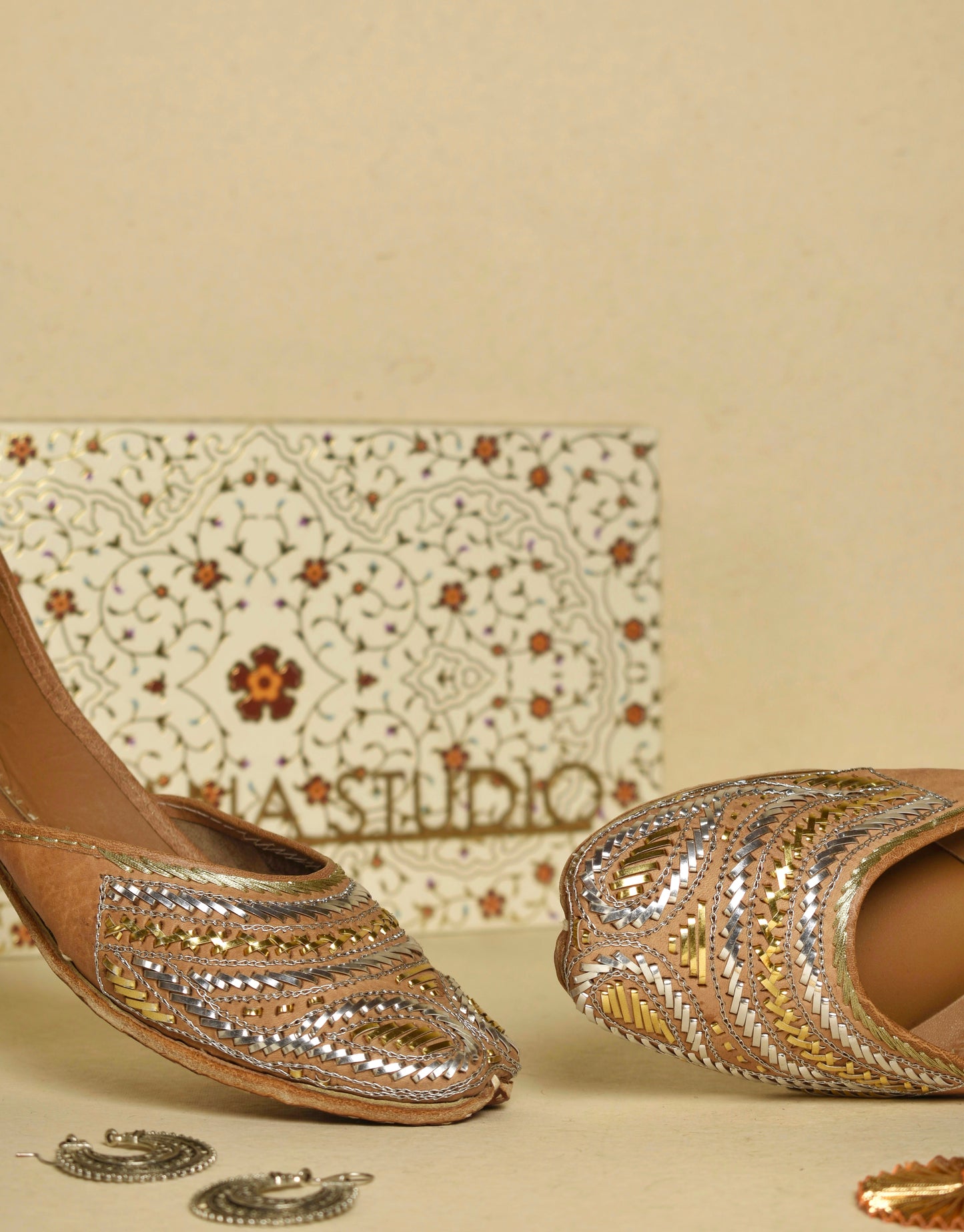 Silver And Glolden Pitta Almond Jutti