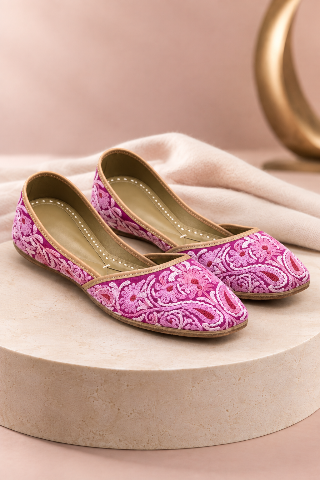 Pink Gul Aari Jutti