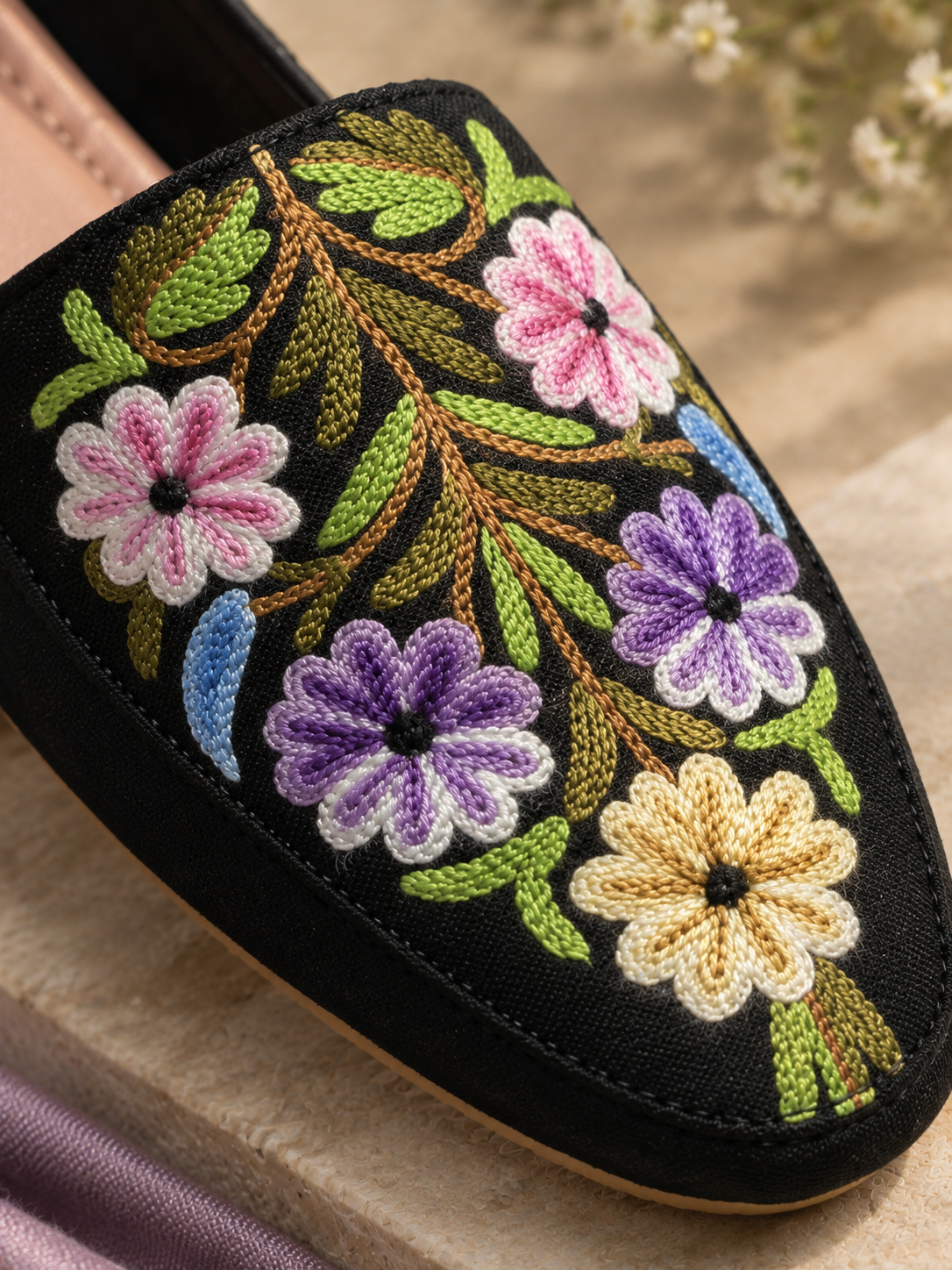 Black Floral Aari Jutti