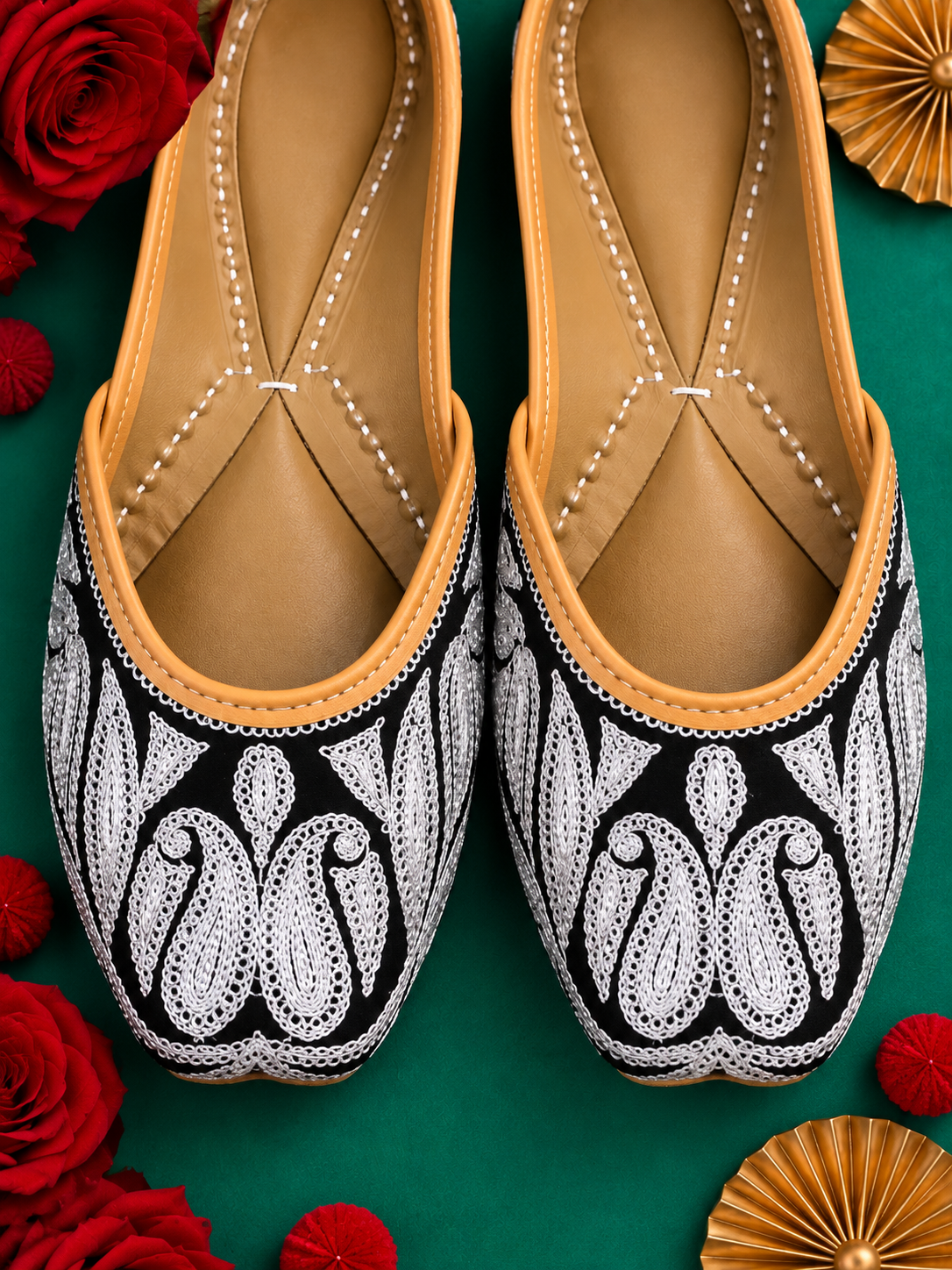 Black&White Aari Jutti