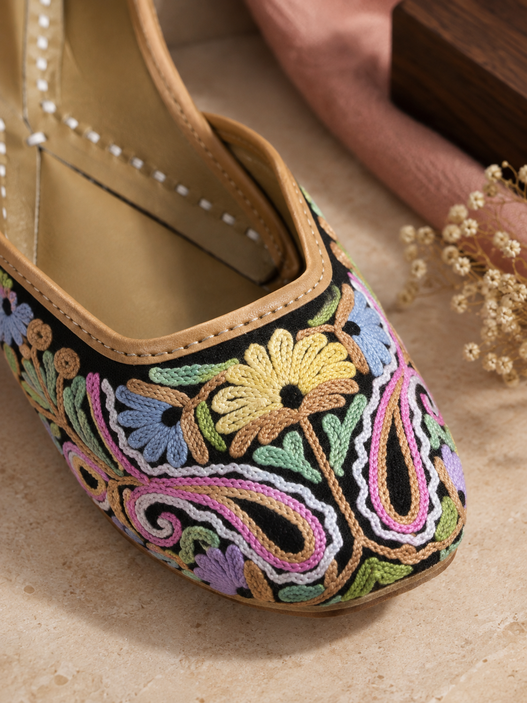 Multi Color Aari Jutti